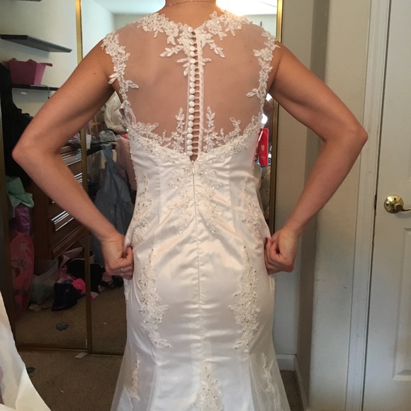 Size 4 never been worn or altered wedding dress! - Picture 2 of 7